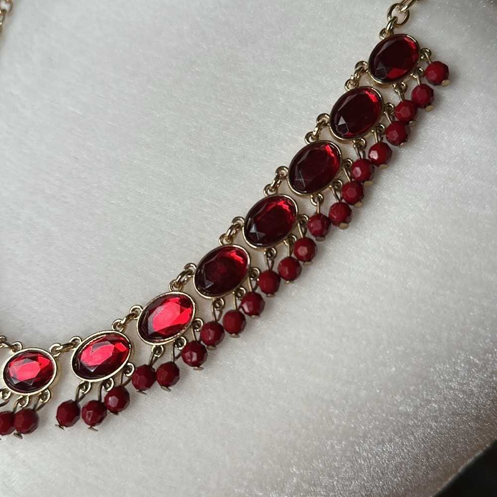 New red crystals with gold colored chain necklace - Picture 4 of 7
